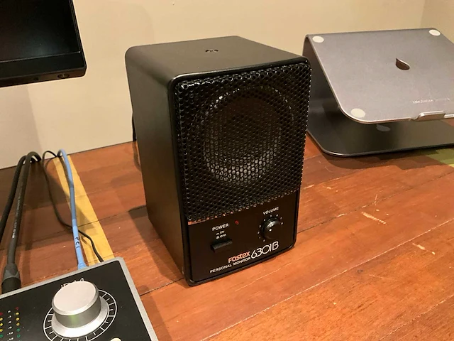 Tafel met audio apparatuur - afbeelding 4 van  7