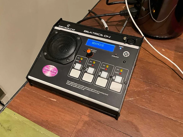 Tafel met audio apparatuur - afbeelding 7 van  7