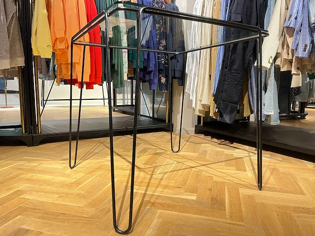 Tafel met glazen blad - afbeelding 2 van  5