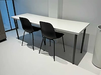 Tafel met stoelen