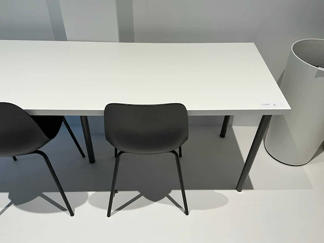 Tafel met stoelen - afbeelding 2 van  6
