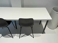 Tafel met stoelen - afbeelding 2 van  6