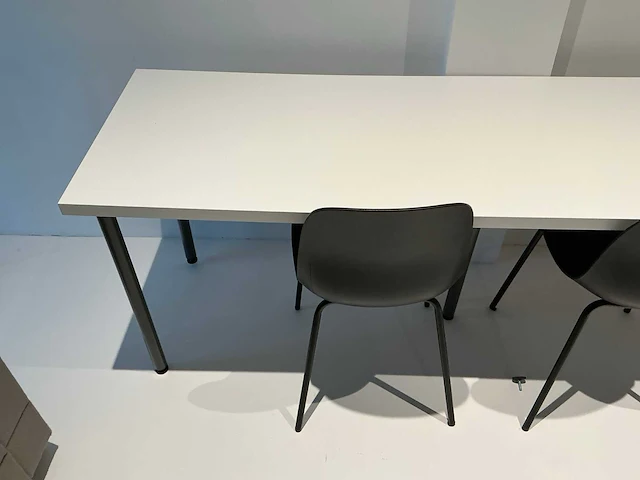 Tafel met stoelen - afbeelding 3 van  6