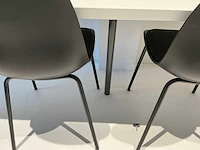 Tafel met stoelen - afbeelding 4 van  6