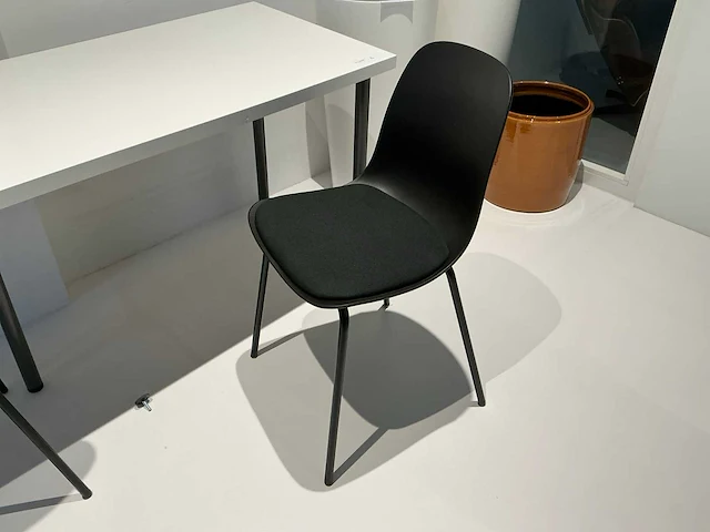 Tafel met stoelen - afbeelding 5 van  6