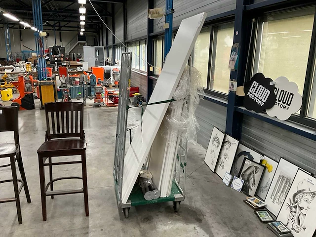 Tafel met stoelen - afbeelding 2 van  10