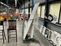 Tafel met stoelen - afbeelding 2 van  10