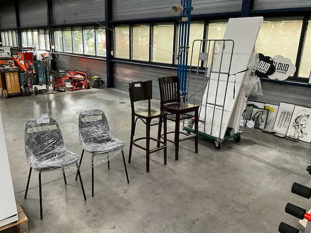 Tafel met stoelen - afbeelding 8 van  10