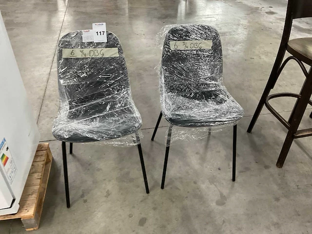 Tafel met stoelen - afbeelding 9 van  10