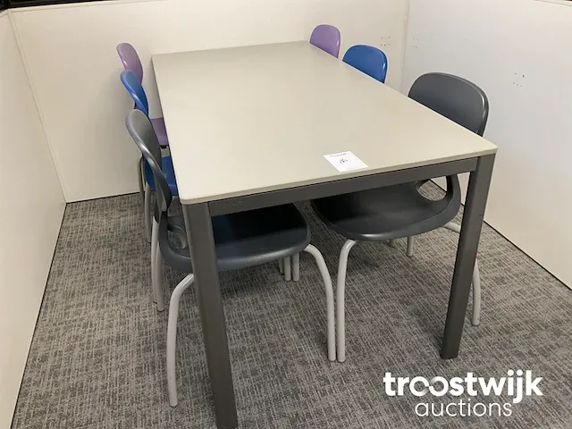 Tafel met stoelen - afbeelding 1 van  2
