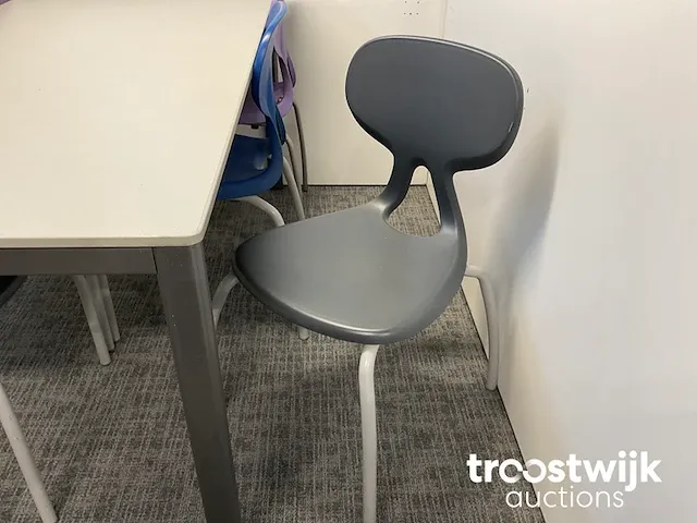 Tafel met stoelen - afbeelding 2 van  2