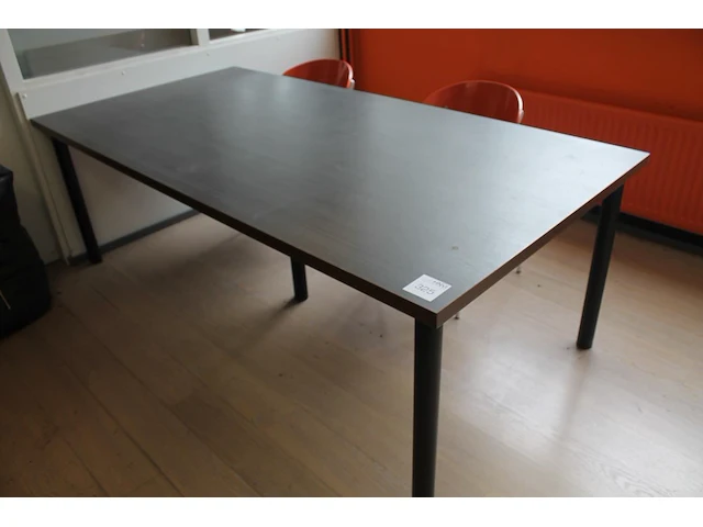Tafel met twee oranje houten stoelen op metalen onderstel. afmeting 220 x 110 x 75 cm - afbeelding 1 van  2