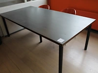 Tafel met twee oranje houten stoelen op metalen onderstel. afmeting 220 x 110 x 75 cm - afbeelding 1 van  2