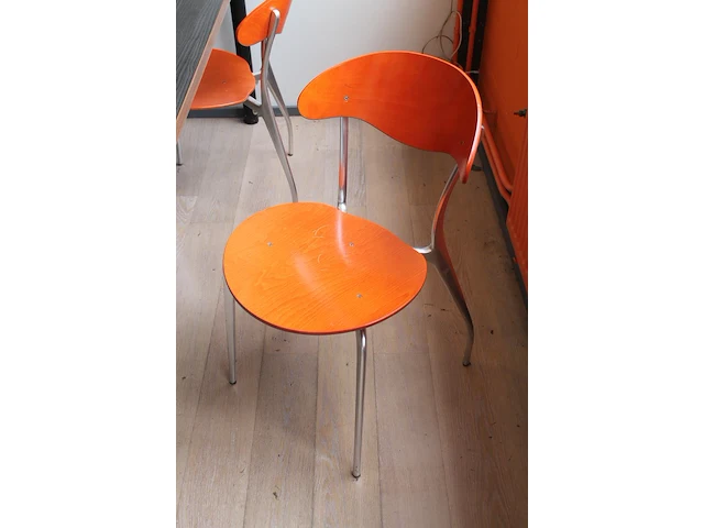 Tafel met twee oranje houten stoelen op metalen onderstel. afmeting 220 x 110 x 75 cm - afbeelding 2 van  2