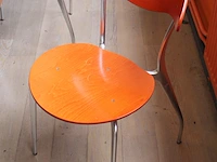 Tafel met twee oranje houten stoelen op metalen onderstel. afmeting 220 x 110 x 75 cm - afbeelding 2 van  2
