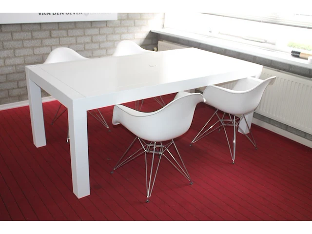 Tafel met vier kunststof replica charles & eames kuipstoelen met metalen onderstel. afmeting 200 x 100 x 75 cm - afbeelding 1 van  2