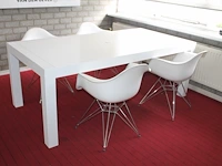 Tafel met vier kunststof replica charles & eames kuipstoelen met metalen onderstel. afmeting 200 x 100 x 75 cm - afbeelding 1 van  2