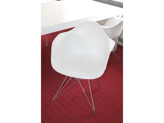 Tafel met vier kunststof replica charles & eames kuipstoelen met metalen onderstel. afmeting 200 x 100 x 75 cm - afbeelding 2 van  2