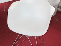 Tafel met vier kunststof replica charles & eames kuipstoelen met metalen onderstel. afmeting 200 x 100 x 75 cm - afbeelding 2 van  2