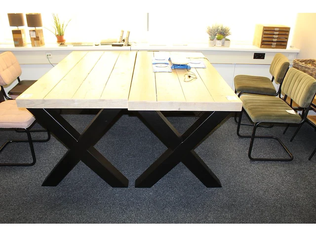 Tafel met zwaar metalen kruispoot en houten blad. afmeting 156 x 77 cm . hoogte 77,5cm. - afbeelding 1 van  2