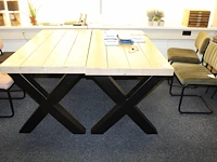Tafel met zwaar metalen kruispoot en houten blad. afmeting 156 x 77 cm . hoogte 77,5cm. - afbeelding 1 van  2