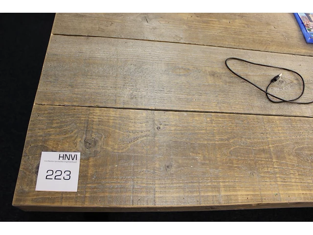 Tafel met zwaar metalen kruispoot en houten blad. afmeting 156 x 77 cm . hoogte 77,5cm. - afbeelding 2 van  2