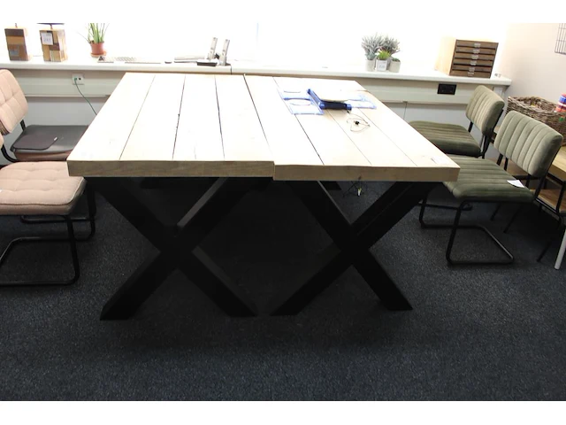 Tafel met zwaar metalen kruispoot en houten blad. afmeting 156 x 77 cm . hoogte 78 cm. - afbeelding 1 van  2