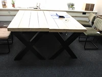 Tafel met zwaar metalen kruispoot en houten blad. afmeting 156 x 77 cm . hoogte 78 cm. - afbeelding 1 van  2