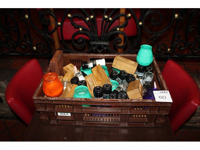 Tafeldecoratie in kunststoffen krat waaronder peper/zout stellen en menuhouders. - afbeelding 1 van  2