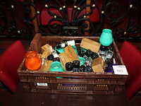 Tafeldecoratie in kunststoffen krat waaronder peper/zout stellen en menuhouders. - afbeelding 1 van  2