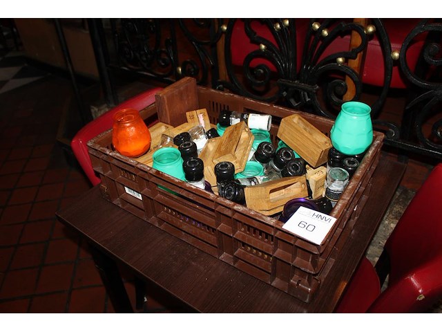 Tafeldecoratie in kunststoffen krat waaronder peper/zout stellen en menuhouders. - afbeelding 2 van  2