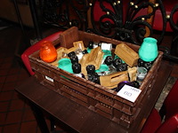 Tafeldecoratie in kunststoffen krat waaronder peper/zout stellen en menuhouders. - afbeelding 2 van  2