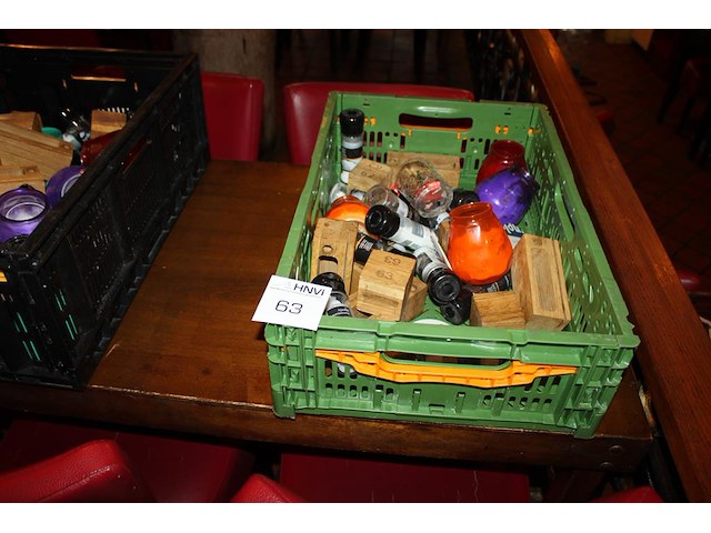 Tafeldecoratie in kunststoffen krat waaronder peper/zout stellen en menuhouders. - afbeelding 1 van  2