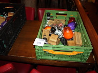 Tafeldecoratie in kunststoffen krat waaronder peper/zout stellen en menuhouders. - afbeelding 1 van  2