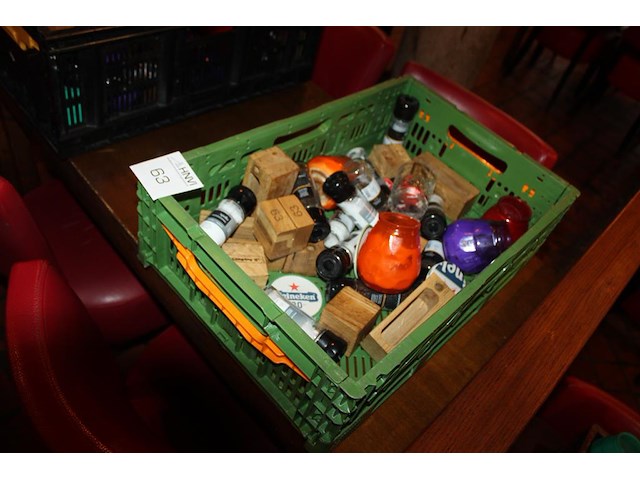 Tafeldecoratie in kunststoffen krat waaronder peper/zout stellen en menuhouders. - afbeelding 2 van  2