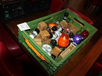 Tafeldecoratie in kunststoffen krat waaronder peper/zout stellen en menuhouders. - afbeelding 2 van  2