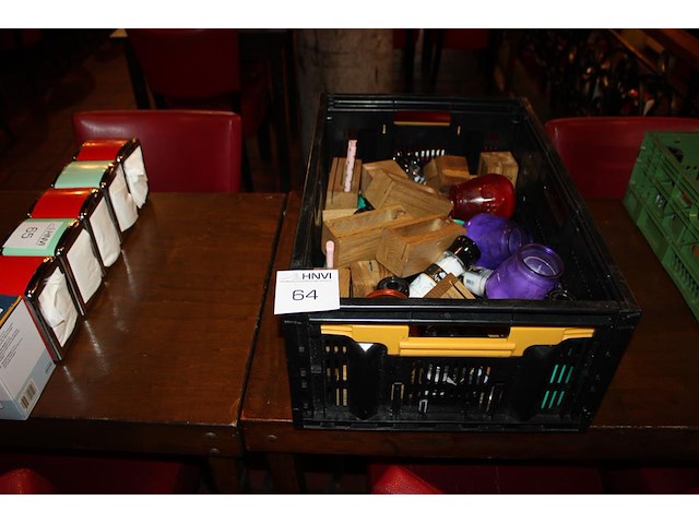 Tafeldecoratie in kunststoffen krat waaronder peper/zout stellen en menuhouders. - afbeelding 1 van  2