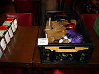 Tafeldecoratie in kunststoffen krat waaronder peper/zout stellen en menuhouders. - afbeelding 1 van  2