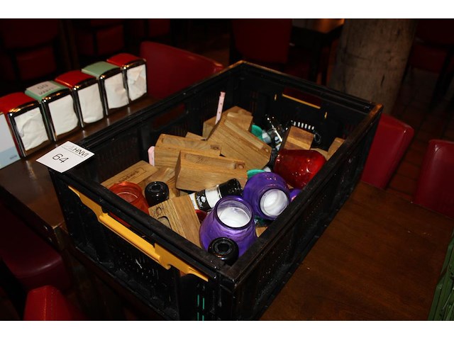 Tafeldecoratie in kunststoffen krat waaronder peper/zout stellen en menuhouders. - afbeelding 2 van  2