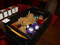 Tafeldecoratie in kunststoffen krat waaronder peper/zout stellen en menuhouders. - afbeelding 2 van  2