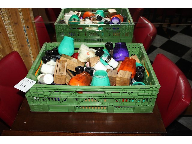 Tafeldecoratie in kunststoffen krat waaronder per/zout stellen en menuhouders. - afbeelding 1 van  2