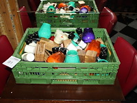 Tafeldecoratie in kunststoffen krat waaronder per/zout stellen en menuhouders. - afbeelding 1 van  2