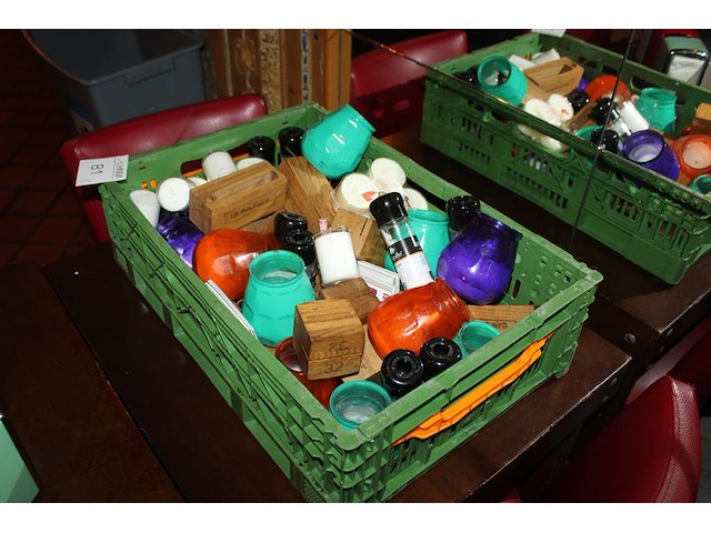 Tafeldecoratie in kunststoffen krat waaronder per/zout stellen en menuhouders. - afbeelding 2 van  2