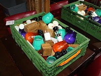 Tafeldecoratie in kunststoffen krat waaronder per/zout stellen en menuhouders. - afbeelding 2 van  2