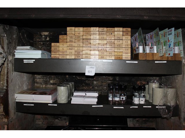 Tafeldecoratie waaronder per/zout stellen en menuhouders en tafelnummers. - afbeelding 1 van  2