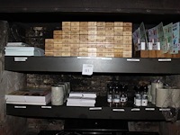 Tafeldecoratie waaronder per/zout stellen en menuhouders en tafelnummers. - afbeelding 1 van  2