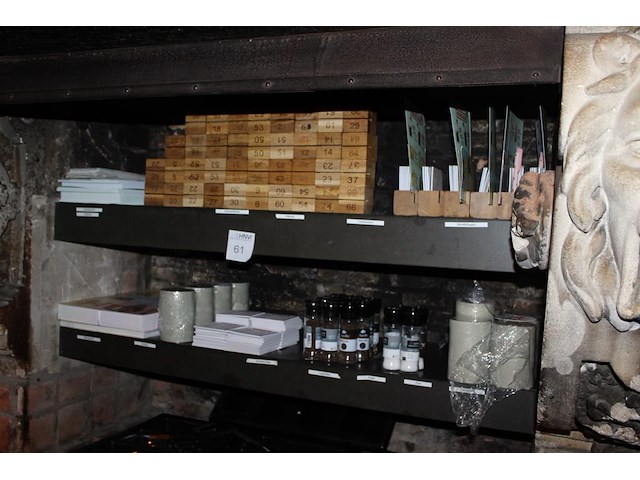 Tafeldecoratie waaronder per/zout stellen en menuhouders en tafelnummers. - afbeelding 2 van  2