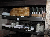 Tafeldecoratie waaronder per/zout stellen en menuhouders en tafelnummers. - afbeelding 2 van  2