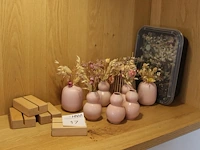 Tafelgarnituur w.o. bloempotjes, menustandaardje en droogbloemen. - afbeelding 1 van  1