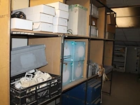 Tafellampstaanders, pendelarmaturen, opbouwwandcontactdozen, hanglampen, enz. in en op vier stellingdelen. - afbeelding 1 van  5